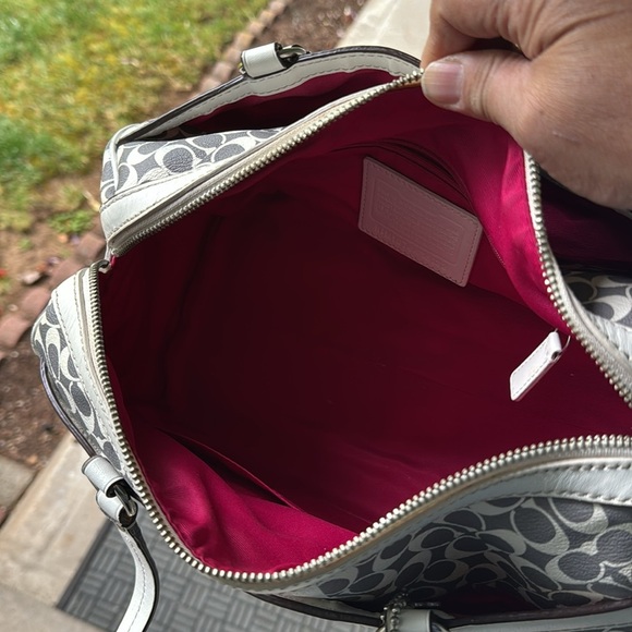 Coach Monogram Stylish Women's Bag with Pink and Gray Pattern - Picture 4 of 6